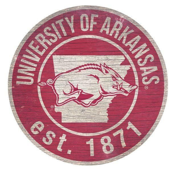 Cũng tại Mỹ, một số trường phổ thông (sơ, trung và cao cấp) cũng như trường đại học có các con vật lấy phước là lợn hay tương tự như lợn. Đáng chú ý nhất trong số này là Đại học Arkansas với con vật lấy phước của đội thể thao của trường là một con lợn lòi. Mời quý độc giả xem video: Đi tìm Tết Việt. Nguồn: VTC14.