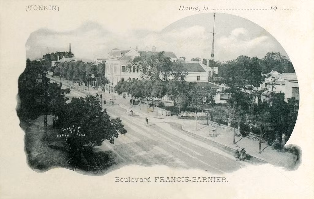 Tấm bưu thiếp xuất bản vào khoảng năm 1900 có hình nhà Bưu điện trên đại lộ Francis Garnier (nay là tòa nhà VNPT trên phố Đinh Tiên Hoàng. Đỉnh tháp Hòa Phong lấp ló ở góc phải. Phía xa là ống khói nhà máy điện bờ hồ (góc Đinh Tiên Hoàng - Trần Nguyên Hãn ngày nay).