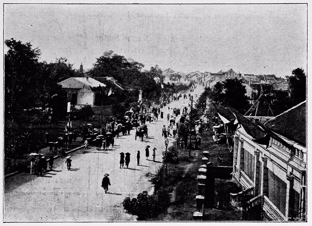 Đại lộ Francis Garnier - đường Đinh Tiên Hoàng trong bức ảnh chụp năm 1900. Đỉnh Tháp Bút nhô lên ở góc bên phải bức ảnh.