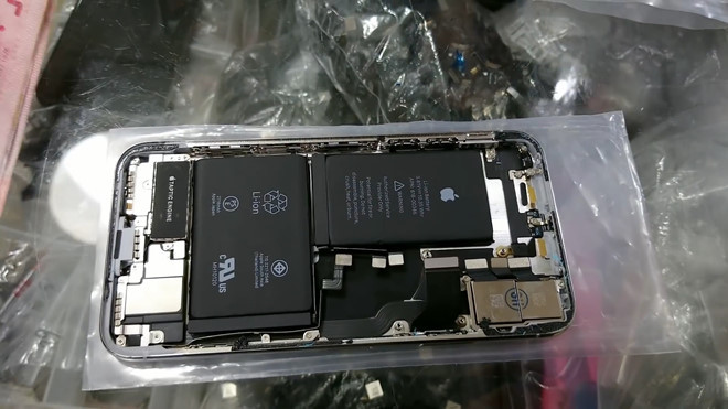 Tiếp đến là mặt lưng của máy. Có thể đây là phần lưng của một chiếc máy khác nên nó có đủ cả pin, camera và nhiều linh kiện khác. Một số mặt lưng khác sẽ không có pin. Phần lưng này có giá 100 USD.