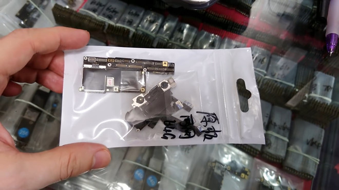 Đầu tiên, Nikolay Tanev đến khu chợ để chọn mua mainboard với phiên bản 64 GB dung lượng bộ nhớ trong và cảm biến Face ID. Đây là những linh kiện đắt nhất khi chúng có giá 280 USD.