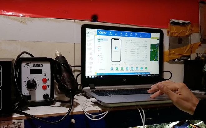 Sau khi được kiểm tra các chức năng của linh kiện phần cứng, máy sẽ được kết nối với máy tính để chạy phần mềm. Đây là bước gây tranh cãi nhất trên kênh của Nikolay Tanev, bởi việc cài iOS cho một thiết bị lắp ráp "hàng chợ" như trong video được cho là bất khả thi. Không loại trừ khả năng đây là chiếc di động chạy Android nhưng nhái giao diện iOS.