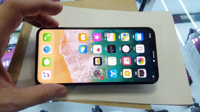 Cuối cùng là màn hình OLED. Linh kiện này có giá 130 USD. Người mua có thể kiểm tra nhanh chất lượng khi chọn.