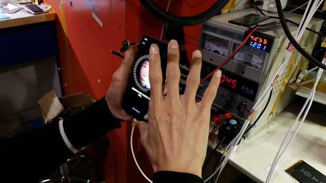 Sau khi hoàn thành việc lắp ráp, người này sẽ kiểm tra các chức năng của máy như cảm ứng, Face ID hay camera.