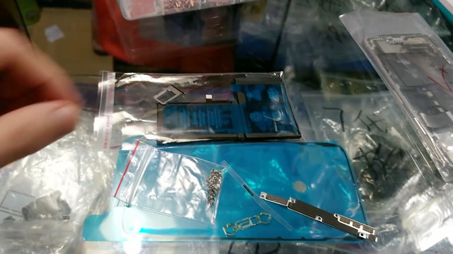 Tanev cũng tìm được các loại ốc vít, khe SIM và một viên pin mới ở cửa hàng khác gần đó.