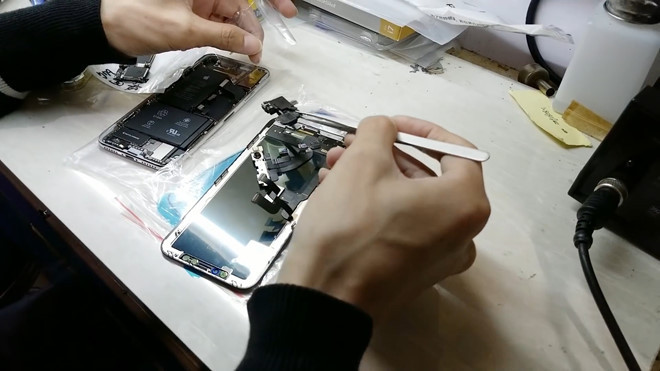 Không cần phải sử dụng đến các thiết bị máy móc phức tạp tại nhà máy Foxconn, người kỹ thuật viên này cũng có thể lắp ráp các linh kiện tạo thành chiếc điện thoại có hình dáng giống iPhone X.