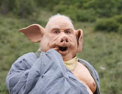 Bát Giới chỉ được phong là "Tịnh đàn sứ giả" với phần thưởng là công việc: "Lau dọn bàn thờ", nơi mà Lão Trư có thể ăn thỏa thích những hoa quả thừa trên bàn thờ. Mời quý độc giả xem video: Đi tìm Tết Việt. Nguồn: VTC14.