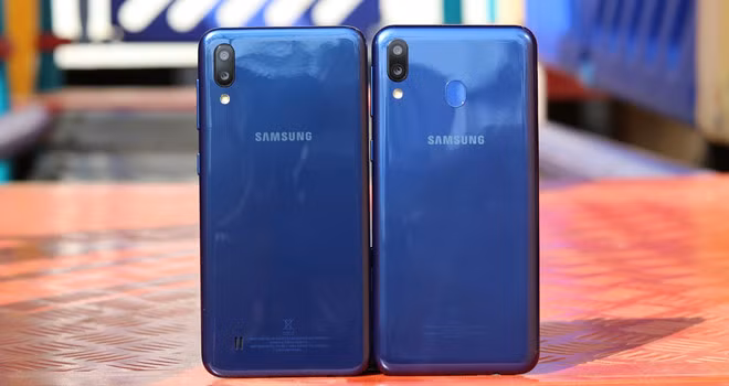 Hiện tại, bộ đôi này được chạy trên nền Android 8.1 và tuỳ biến lại theo giao diện Samsung Experience 9.5. Cả 2 máy đều có tính năng mở khoá bằng khuôn mặt, tuy nhiên chỉ Galaxy M20 được trang bị cảm biến vân tay phía sau.