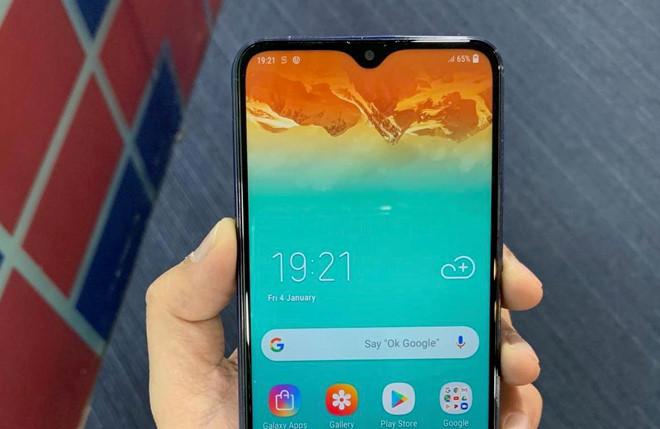 Cấu hình của Galaxy M10 bao gồm chip Exynos 7870, RAM 2/3 GB cùng bộ nhớ trong 16 và 32 GB. Model này có viên pin dung lượng 3.400 mAh.