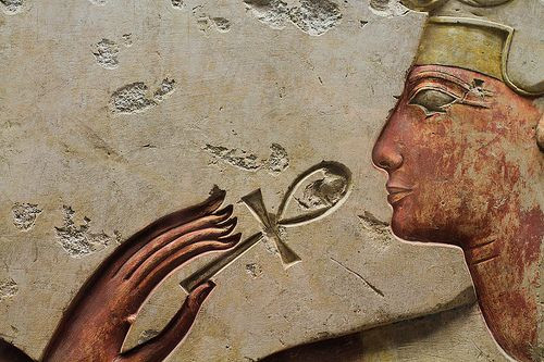 Cho đến nay, hình tượng Ankh đã được ghi nhận trong rất nhiều bức tượng hay phù điêu tìm thấy ở lăng mộ cổ, đền thờ Ai Cập.