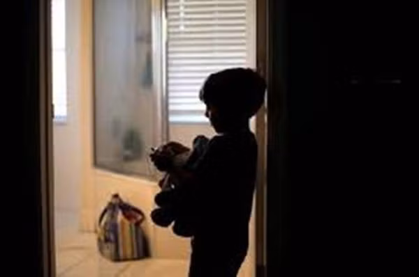 Dang an ai ma con vo tinh nhin thay, ban se lam the nao?