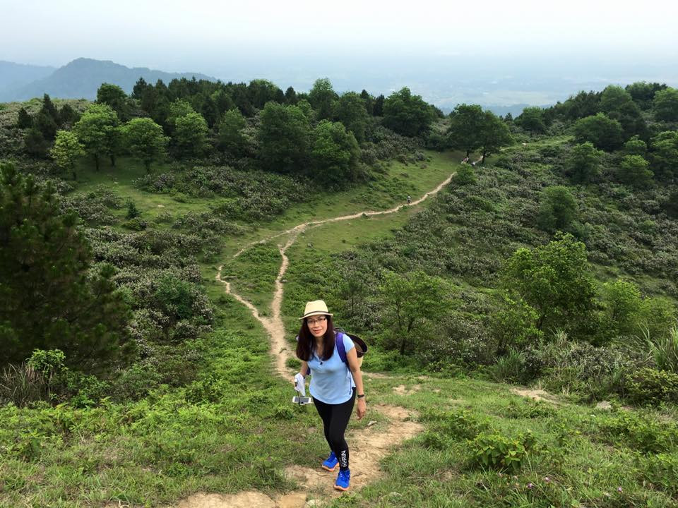 Từ chân núi có hai con đường lên đỉnh núi. Con đường thứ nhất là đường mòn khá bằng phẳng, dễ đi và ít bụi rậm. Thời gian di chuyển chỉ mất từ 2 – 2,5 tiếng đi bộ. Ảnh: Hsiang's Blog.