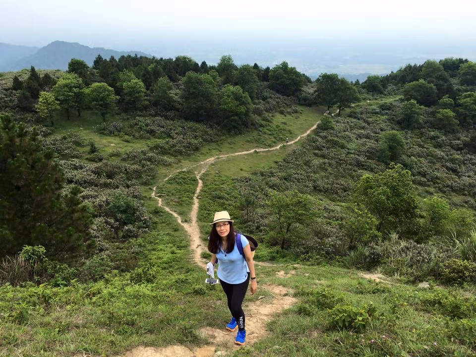 Từ chân núi có hai con đường lên đỉnh núi. Con đường thứ nhất là đường mòn khá bằng phẳng, dễ đi và ít bụi rậm. Thời gian di chuyển chỉ mất từ 2 – 2,5 tiếng đi bộ. Ảnh: Hsiang's Blog.