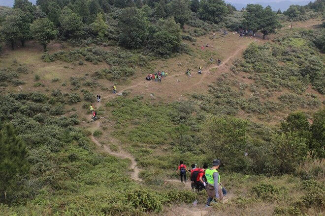 Với khung cảnh thiên nhiên hoang sơ và vị trí gần Hà Nội, những năm gần đây núi Hàm Lợn đã trở thành một địa điểm dã ngoại thu hút đông đảo giới trẻ. Ảnh: Điểm tin Online.