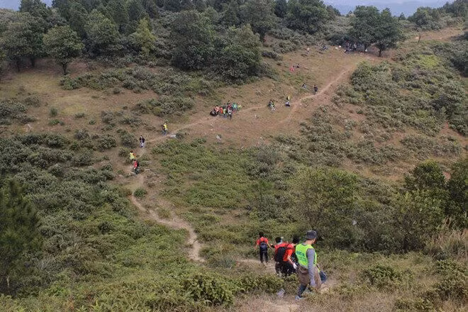 Với khung cảnh thiên nhiên hoang sơ và vị trí gần Hà Nội, những năm gần đây núi Hàm Lợn đã trở thành một địa điểm dã ngoại thu hút đông đảo giới trẻ. Ảnh: Điểm tin Online.