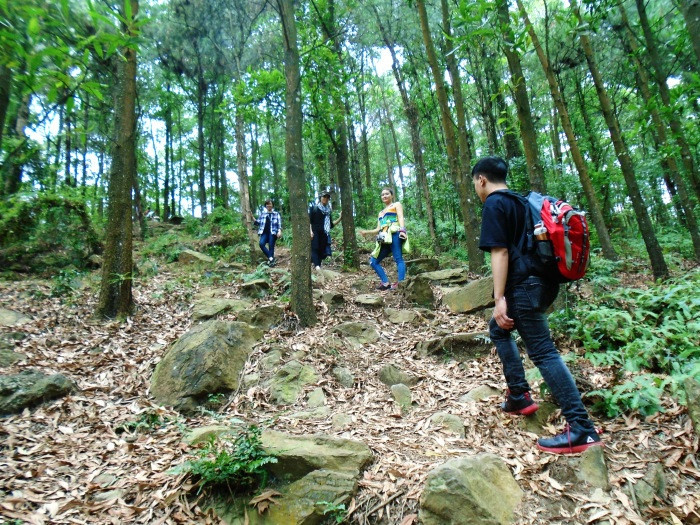 Con đường thứ hai là đường men theo bờ suối, chỉ phù hợp với những ai thích mạo hiểm và khám phá. Thời gian di chuyển theo lối mòn này mất khoảng 4 tiếng. Ảnh: Viet Fun Travel.