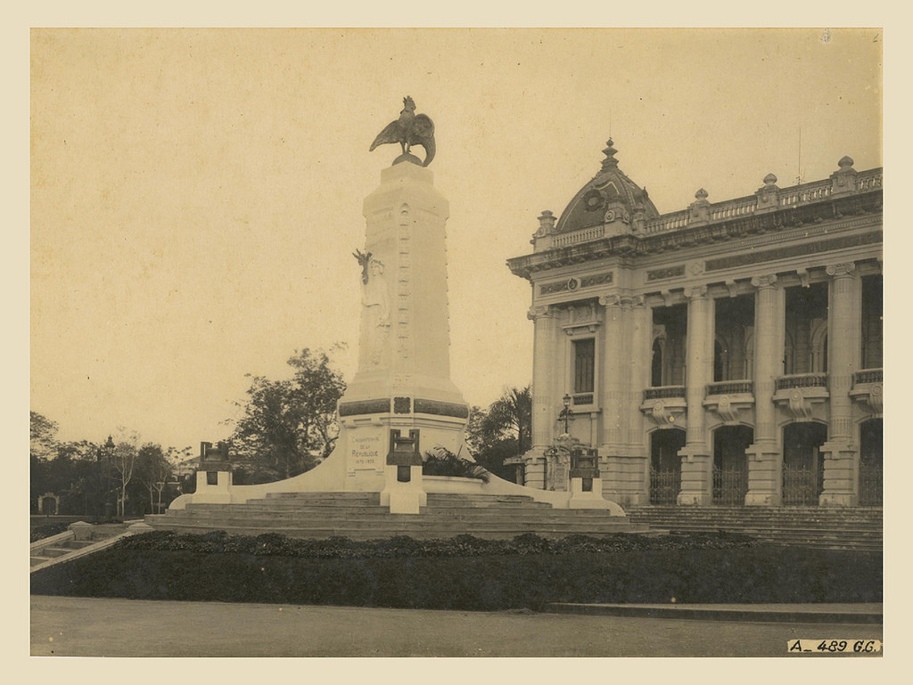 Sau Thế chiến I, một tượng đài khá lớn được dựng trước nhà hát. Cũng như nhiều công trình kiến trúc và cả những loại hình văn hóa phi vật thể khác, Nhà hát Lớn Hà Nội trở thành minh chứng cho một giai đoạn lịch sử của thành phố, thời kỳ mà các nền văn hóa giao thoa lẫn nhau.