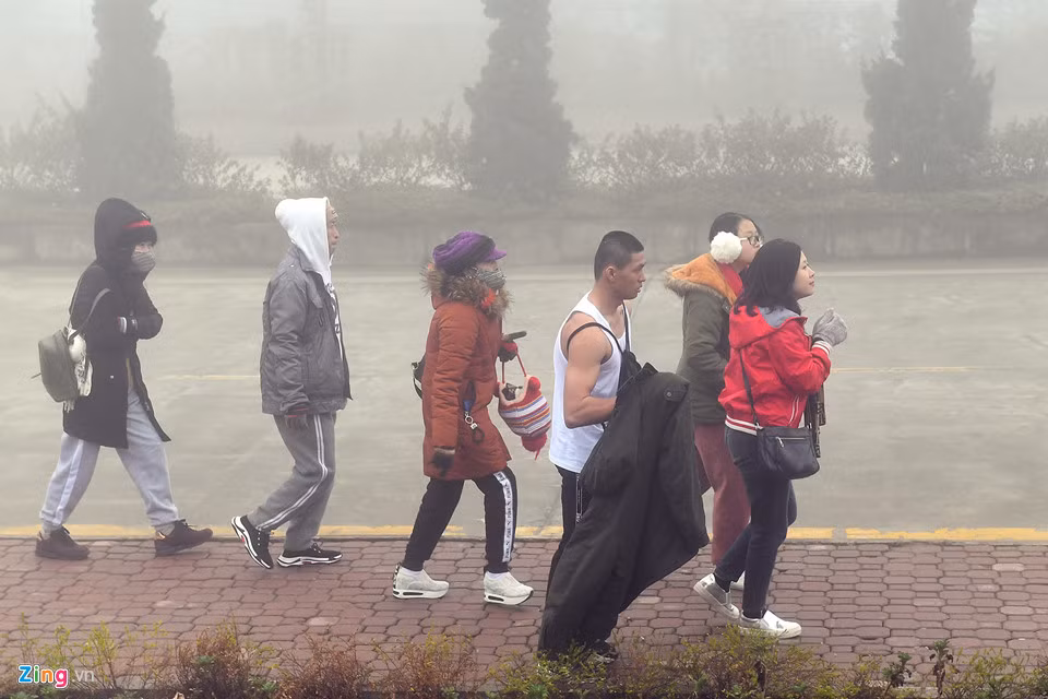 Khi xuống tới bãi đỗ xe, nhiều người vẫn thấy Long mặc áo ba lỗ đi bộ. Anh từ chối tiết lộ nhiều thông tin về mình.