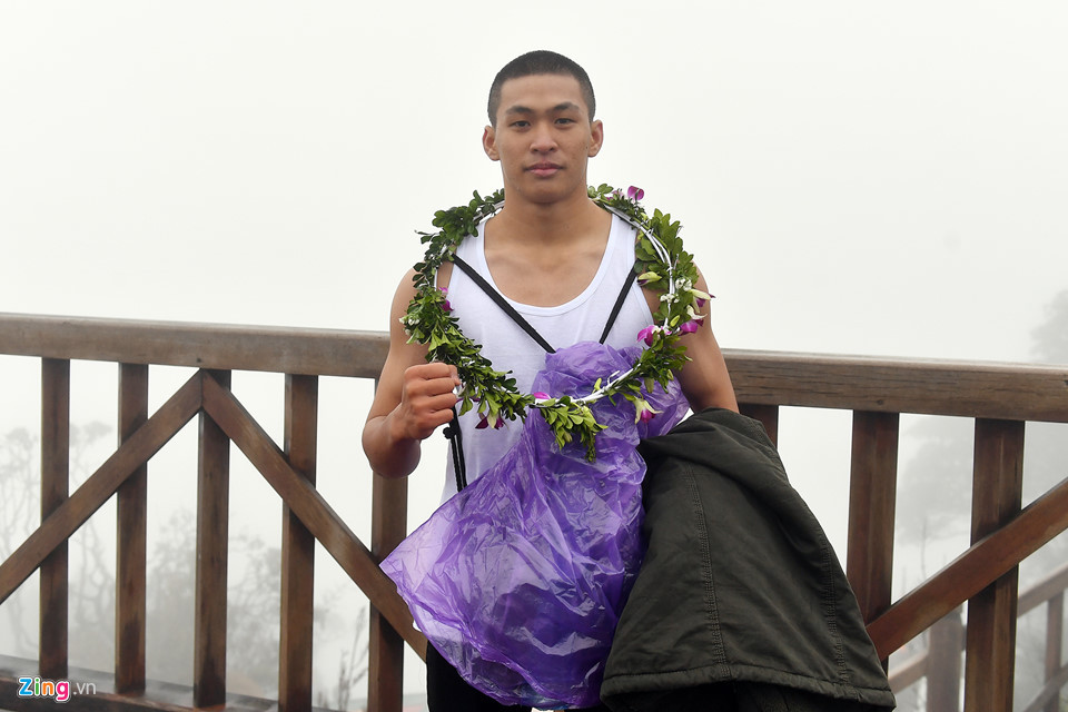 Anh cho biết tên là Hoàng Long, đến từ TP.HCM. Anh tới Sa Pa từ 31/12 và tham gia vào một cuộc thử thách bản thân, chống chọi với giá lạnh.