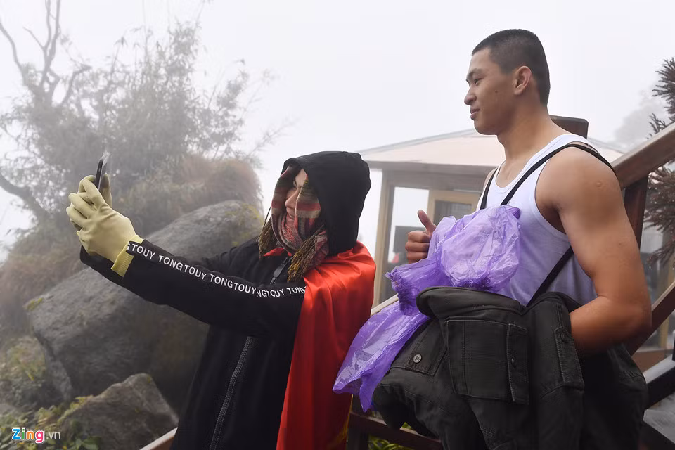 Trên đường Long đi bộ xuống, một số người xin được chụp ảnh cùng với anh.