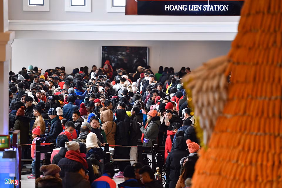 Phat sot thanh nien Sai Gon mac ao ba lo leo dinh Fansipan