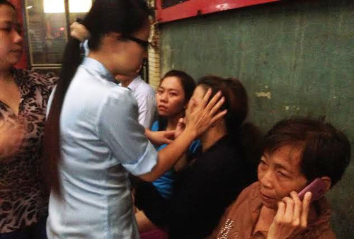 Người thân của các nạn nhân đau đớn chờ nhận thi thể thân nhân của mình tại nhà xác BV Nguyễn TTri Phương để lo hậu sự. Người thân của các nạn nhân đau đớn chờ nhận thi thể thân nhân của mình tại nhà xác BV Nguyễn TTri Phương để lo hậu sự.