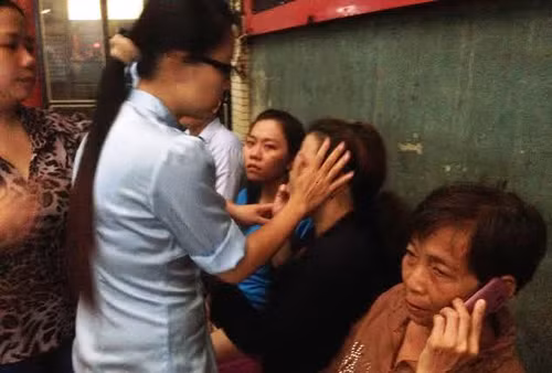 Người thân của các nạn nhân đau đớn chờ nhận thi thể thân nhân của mình tại nhà xác BV Nguyễn TTri Phương để lo hậu sự.