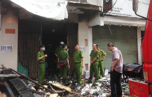 Đến trưa nay (16/9), hiện trường vụ cháy trên đường Nguyễn Trãi, quận 5, TP HCM vẫn đang được phong tỏa nghiêm ngặt.