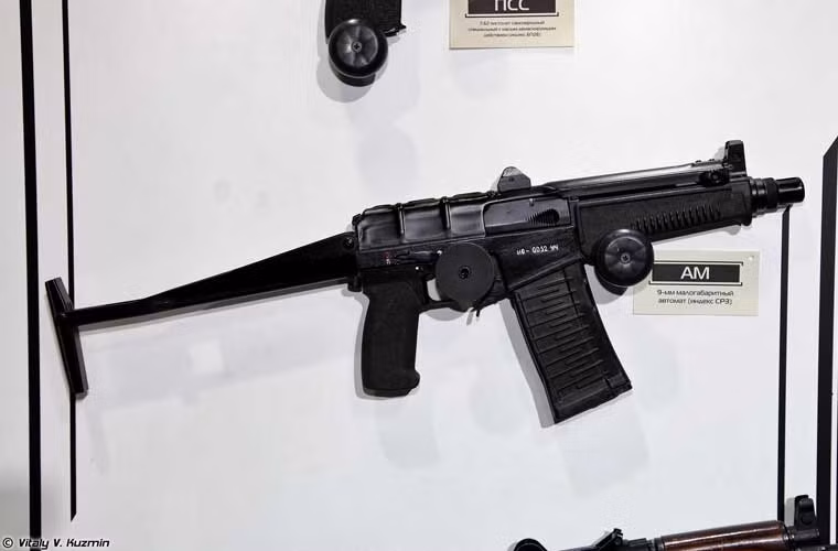 Và đây chính là "anh cả" của SR-3MP và SR-3M - súng trường tiến công SR-3 có trọng lượng 2kg, dài 640m, dùng cỡ đạn 9x39mm với hộp tiếp đạn 20 viên, tầm bắn 200-400m.
