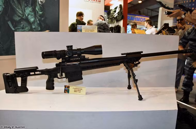 Súng trường bắn tỉa ORSIS T-5000 được thiết kế chủ yếu trang bị cho các đơn vị đặc nhiệm, lực lượng thực thi pháp luật. Súng sử dụng cỡ đạn 7,62x51mm hoặc 8,6x70mm, hộp tiếp đạn rời 5-10 viên, tầm bắn hiệu quả 800 - 1.500m tùy loại đạn.