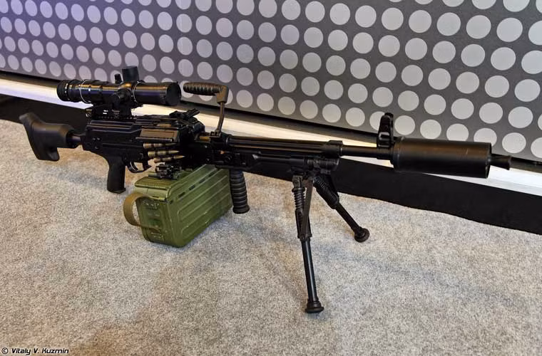 Súng máy hạng nhẹ 6P69 Pecheneg-SP dùng cỡ đạn 7,62mm, được trang bị bộ phận giảm thanh phù hợp cho các nhiệm vụ tác chiến đặc biệt, trên thân súng có lắp kính ngắm 1P89-3.