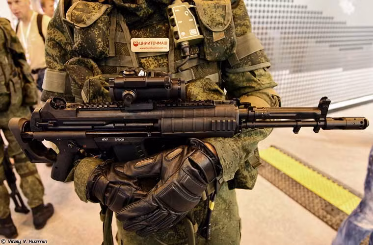 Súng trường tiến công A-545 là biến thể mới nhất của họ súng trường tiến công AEK-971 do Sergey Ivanovich Koksharov thiết kế và được chế tạo tại nhà máy cơ khí Kovrov. A-545 dùng cỡ đạn 5,45x39mm, sơ tốc đầu nòng 880m/s, tốc độ bắn lý thuyết 900 phát/phút, tầm bắn hiệu quả 400m (xa nhất 1.000m). A-545 được thiết kế với báng có kéo ra hoặc rụt vào, trên thân súng có ray picatiny cho phép gá các đồ ngắm vào như trong ảnh là nó được lắp ống nhòm.