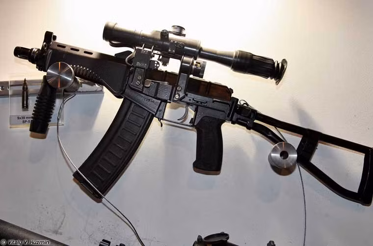 Một khẩu súng cũng thuộc họ SR-3 Vikhr - súng trường tiến công SR-3M không có ống giảm thanh.