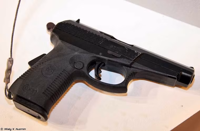 Súng lục cỡ 9mm SR1M do TsNIITOChMASh thiết kế cho quân đội, cơ quan an ninh liên bang FSB. Nó được thiết kế chủ yếu để xuyên phá áo chống đạn, mục tiêu trong xe ô tô hoặc ngồi trên xe bọc thép. Súng được trang bị các loại đạn lõi thép SP10, lõi chì SP11, đạn xuyên giáp vạch đường SP13, hộp tiếp đạn 18 viên, tầm bắn hiệu quả 100m.
