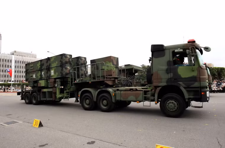 Trong ảnh là xe phóng của hệ thống Thiên Cung III trong trạng thái hành quân, mỗi xe này chở được 4 đạn tên lửa TK-2.