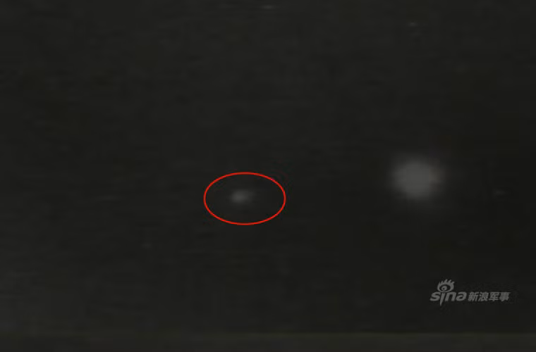 Khoảnh khắc tiếp cận mục tiêu (đốm sáng lớn).