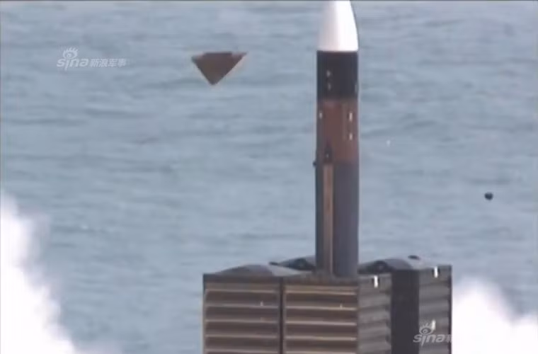 Tuy nhiên, Thiên cung III được phát triển cho nhiệm vụ phòng thủ tên lửa, đánh chặn phá hủy các loại tên lửa đạn đạo Trung Quốc ở tầm thấp. Trong ảnh, quả đạn tên lửa thuộc Thiên Cung III đang rời bệ phóng thẳng đứng.