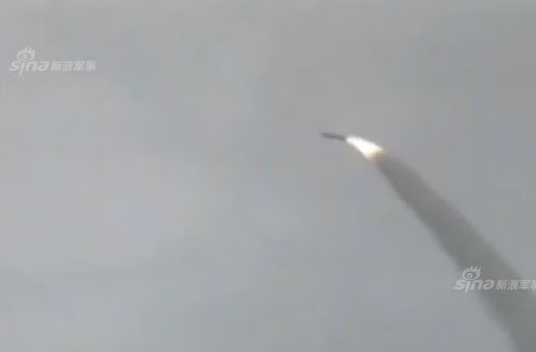 Đạn tên lửa Thiên Cung III sau khi rời bệ phóng theo phương đứng bắt đầu đổi hướng tới mục tiêu.