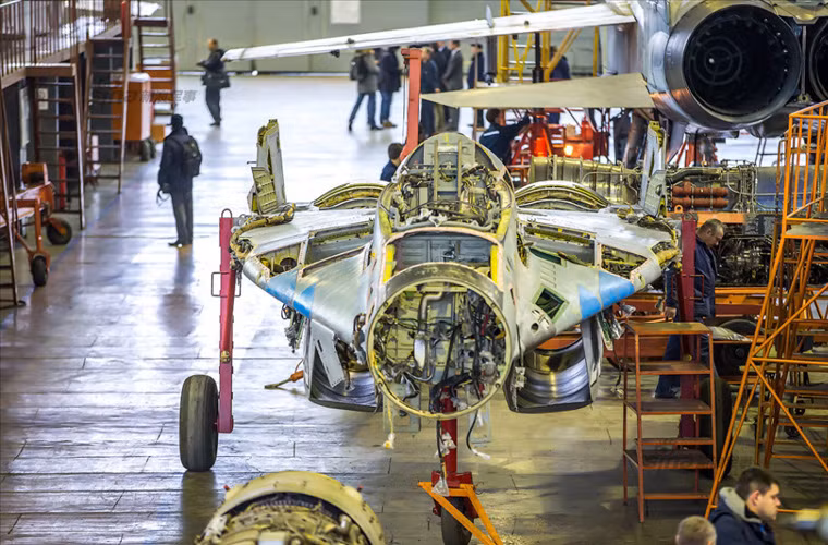 Mới đây, truyền thông Nga đã đăng tải một số hình ảnh nâng cấp, hiện đại hóa các máy bay chiến đấu MiG-29 và Su-24 tại một nhà máy hàng không. Trong ảnh là phần khung thân máy bay tiêm kích đánh chặn hạng nhẹ MiG-29 đang được sửa chữa, nâng cấp kéo dài thời gian phục vụ.