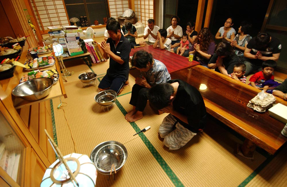 Trải qua thời gian dài, lễ hội Obon đã trở thành lễ đoàn tụ gia đình của người Nhật, khi những người con lập nghiệp ở xa về thăm cha mẹ, các gia đình thăm viếng nơi chôn nhau cắt rốn. Ảnh: Kadena.