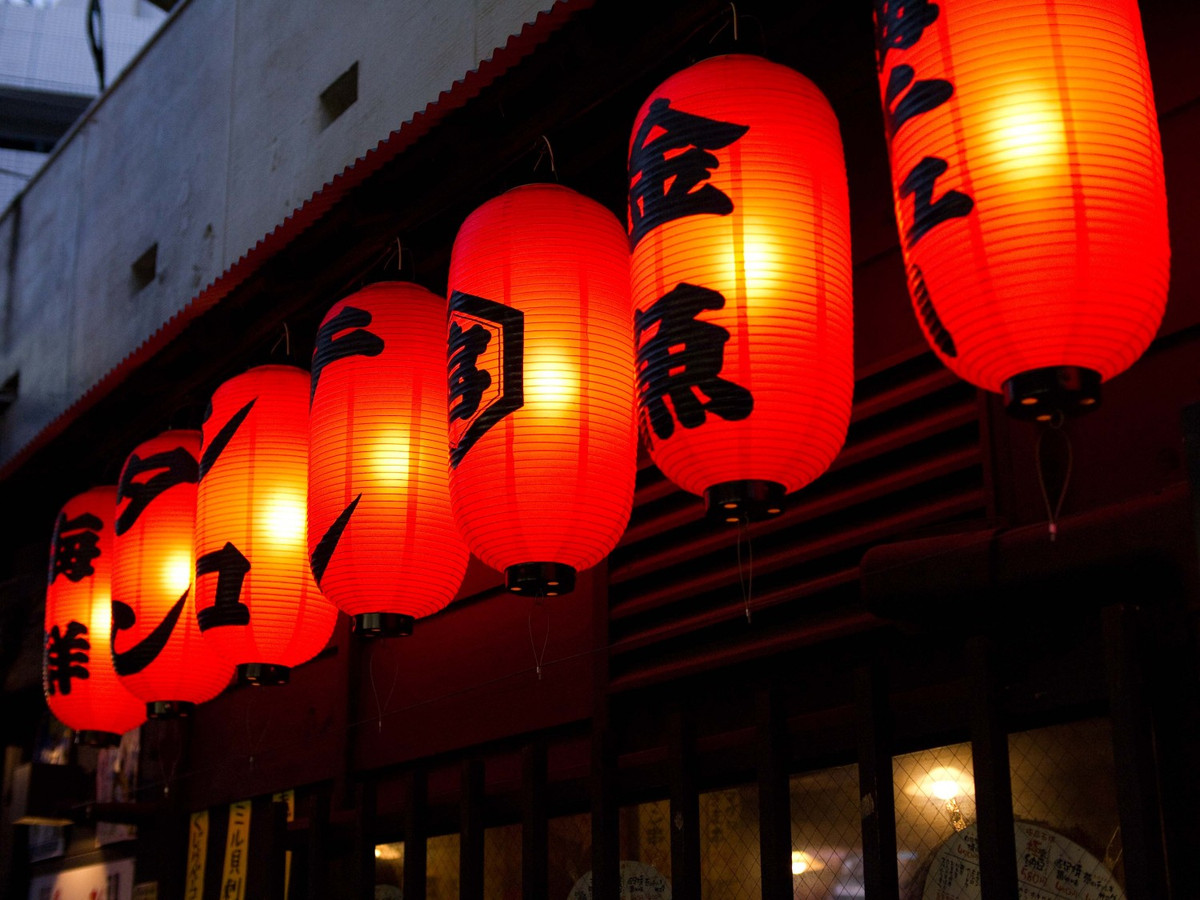 Trong suốt dip lễ, các gia đình sẽ treo và thắp sáng các lồng đèn ở phía trước căn nhà như một sự chào đón vong linh những người đã khuất. Ảnh: WP.