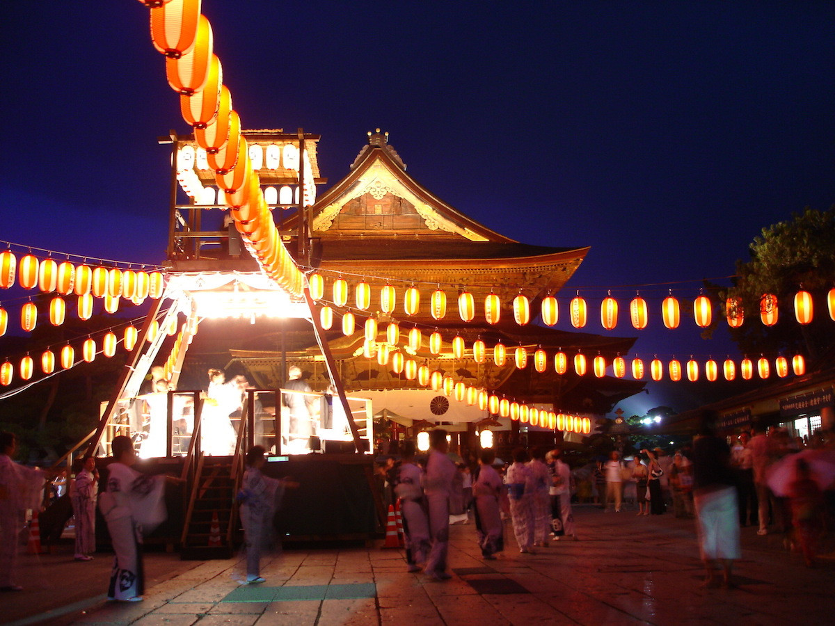 Vào dịp này, hàng nghìn người, trong đó nhiều người mặc trang phục truyền thống sẽ đổ về các đền chùa rực sáng ánh đèn lồng để cầu nguyện những điều tốt lành cho gia đình. Ảnh: Fast Japan.