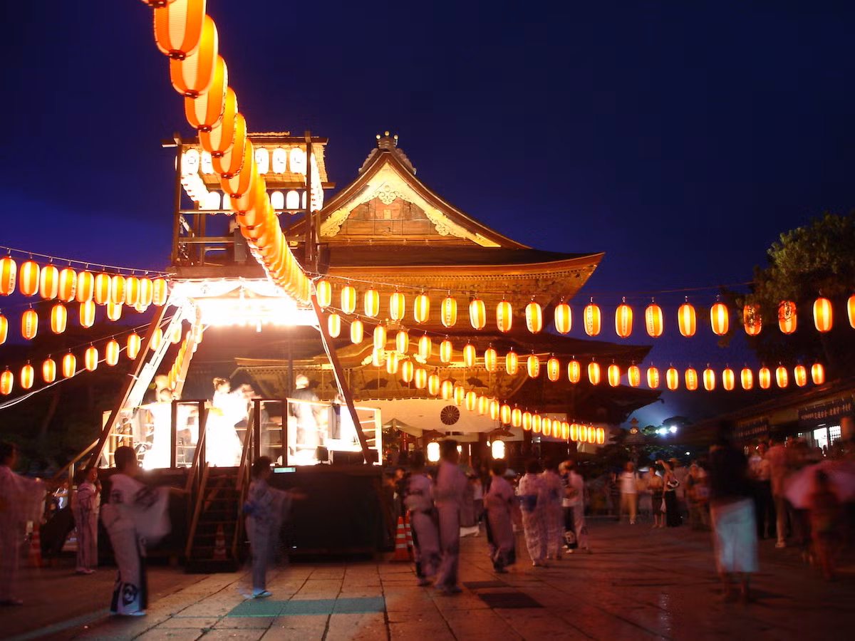 Vào dịp này, hàng nghìn người, trong đó nhiều người mặc trang phục truyền thống sẽ đổ về các đền chùa rực sáng ánh đèn lồng để cầu nguyện những điều tốt lành cho gia đình. Ảnh: Fast Japan.