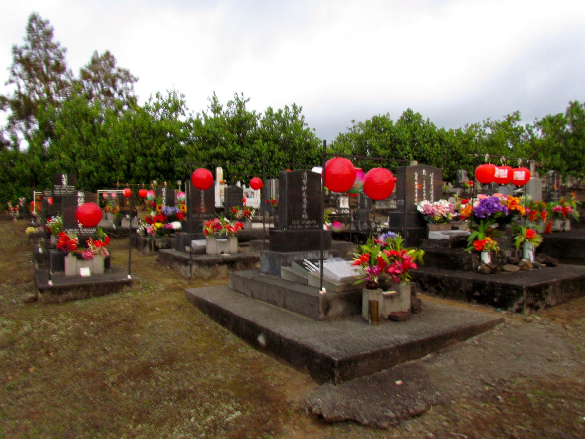 Tại các nghĩa trang, các thân nhân sẽ viếng mộ người quá cố và quét dọn vệ sinh, tu sửa lăng mộ và mời linh hồn của tổ tiên, ông bà, cha mẹ đã quá vãng về đoàn tụ với con cháu. Ảnh: Pinterest.