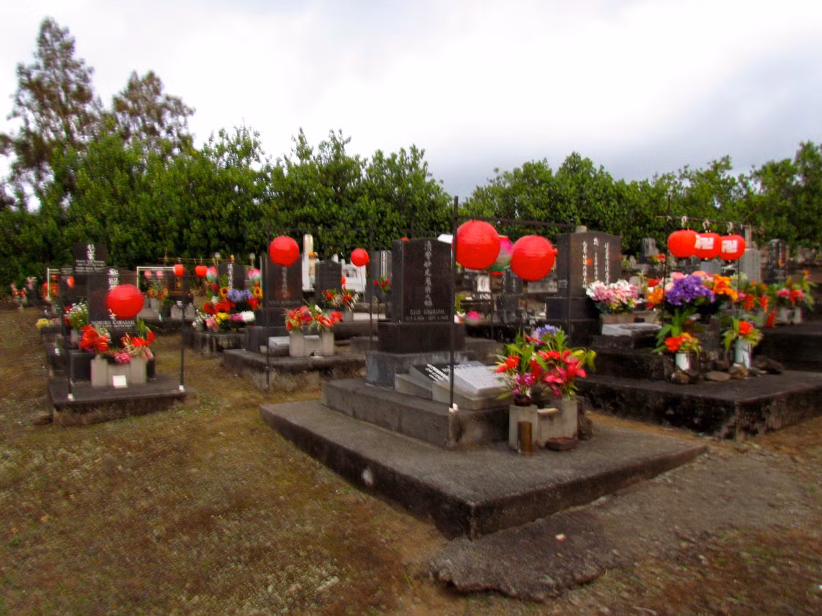 Tại các nghĩa trang, các thân nhân sẽ viếng mộ người quá cố và quét dọn vệ sinh, tu sửa lăng mộ và mời linh hồn của tổ tiên, ông bà, cha mẹ đã quá vãng về đoàn tụ với con cháu. Ảnh: Pinterest.