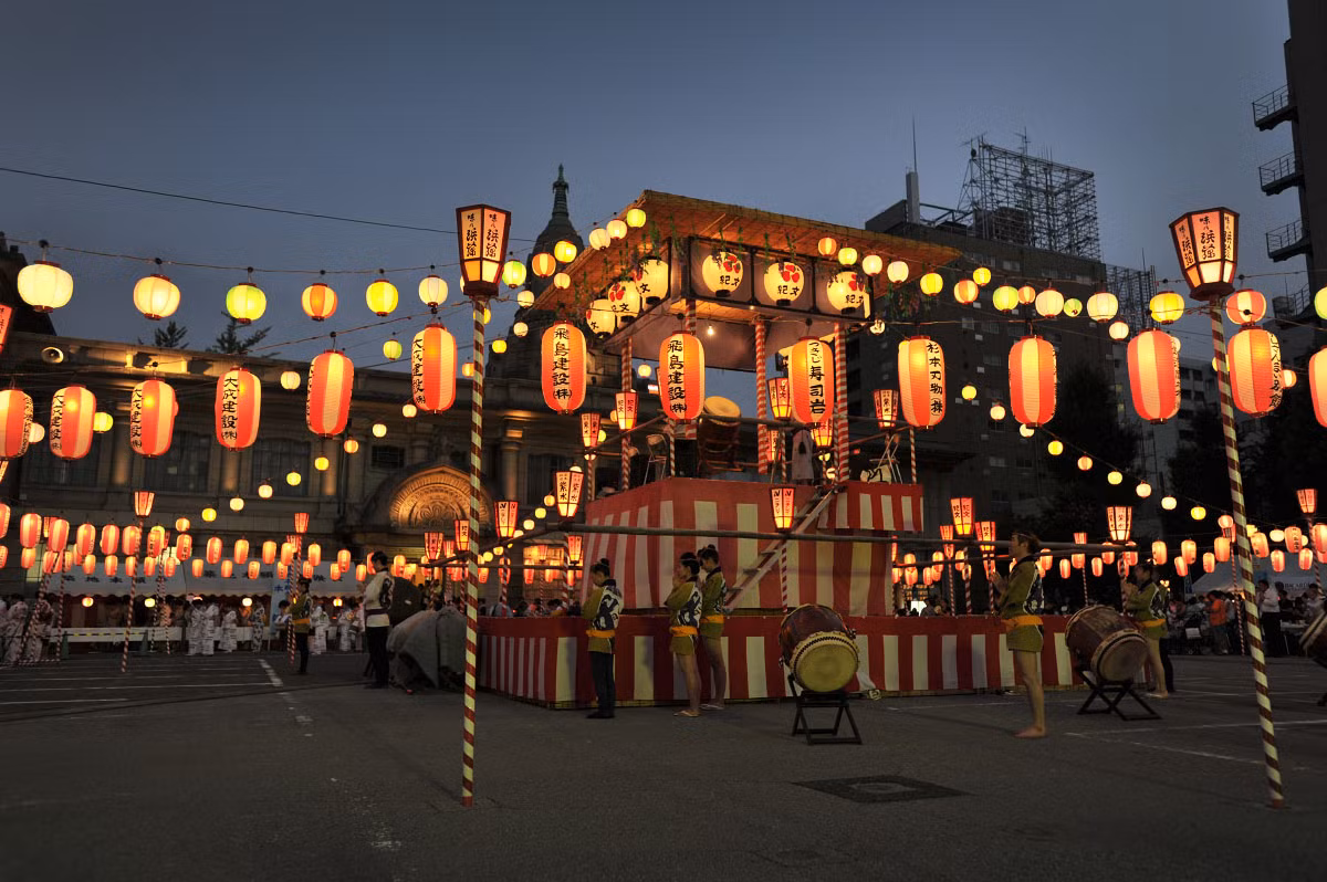 Theo quan niệm của người Nhật, ý nghĩa của lễ hội Obon là: "Linh hồn của những người đã khuất sẽ quay trở về trần thế", tương tự như ngày rằm tháng bảy, ngày Xá tội vong nhân ở Việt Nam. Ảnh: Festival Sherpa.