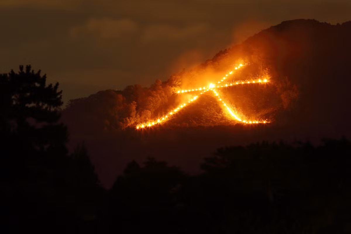 Những đám lửa lớn được sắp xếp theo hình dạng của các chữ Hán. Bắt đầu là chữ Đại (Daimonji), rồi đến Diệu (Myo), Pháp (Ho) và Thuyền (Funagata), chữ Đại nhỏ ở đỉnh núi nhỏ hơn gọi là Hidari-Daimonji, gần với chùa Vàng. Ảnh: Distric81.