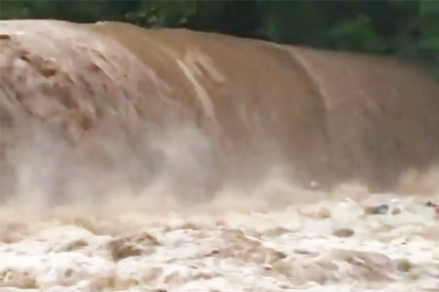 Dòng nước chảy mạnh ngay bên ngoài thành phố Mỹ.