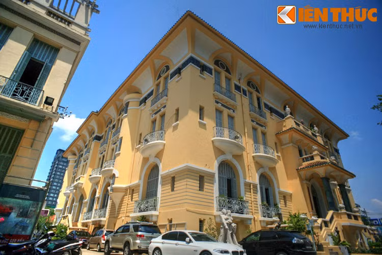 Được khánh thánh năm 1925, dinh thự của chú Hỏa cao 4 tầng, sử dụng kết cấu bê tông cốt thép, nằm trong một khuôn viên rộng lớn gần chợ Bến Thành. Công trình mang phong cách kiến trúc Art-Deco, là sự kết hợp khá hài hòa những giá trị mỹ thuật Âu – Á đương thời.