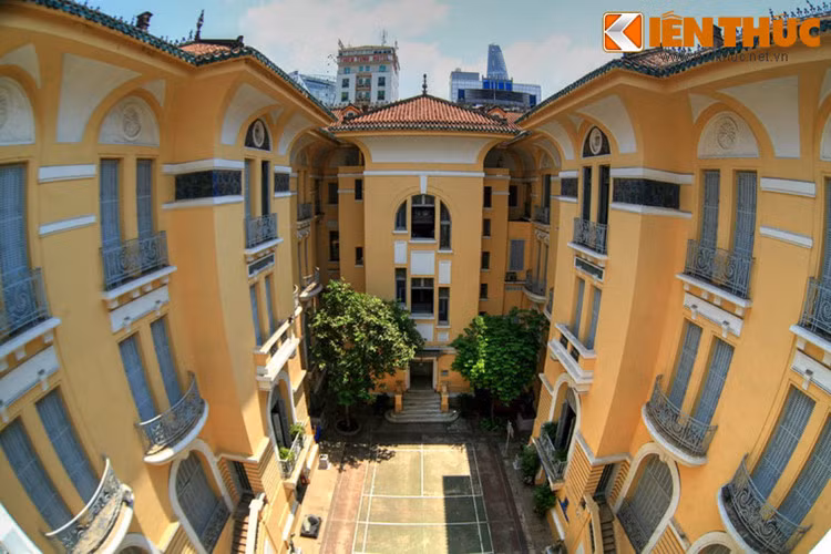 Do quy mô quá to lớn với nhiều phòng ốc nên người Sài Gòn còn gọi dinh thự của chú Hỏa là căn nhà 99 cửa. Đây có lẽ chỉ là con số tượng trưng. Số cửa thực tế của tòa nhà có thể còn nhiều hơn.